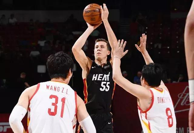 尼斯训练开放日，今晚调整名单引欢呼，NBA总决赛在即，年轻球员得到机会的简单介绍